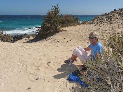 2014-02-11_1350__12533A Rosie having lunch in the dunes, El Jable,  Fuerteventura