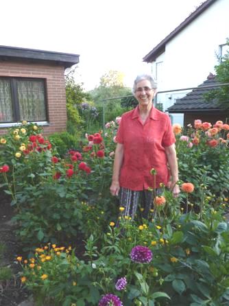 2012-08-07_2014__5838R Elsbeth in her garden, Elgg, Switzerland.JPG