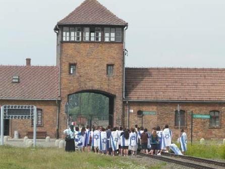 2012-08-03_1044__8561A A group of Jewish people at Auschwitz - Birkenau entrance, Poland.JPG