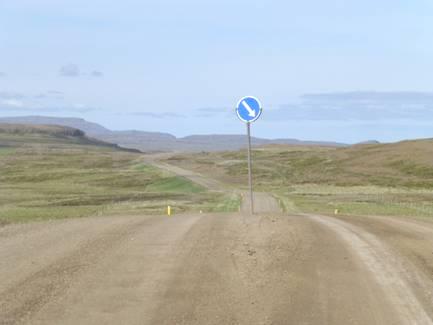 2013-06-21_1050__0347R Brow of hill keep right sign, Iceland.JPG